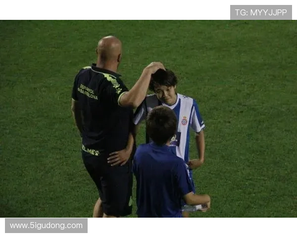 西班牙国家队新黄金一代表现稳健，年轻球员助力球队追逐辉煌。