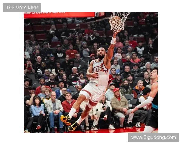 布克较上季由无球转挡拆持球，制造错位提效